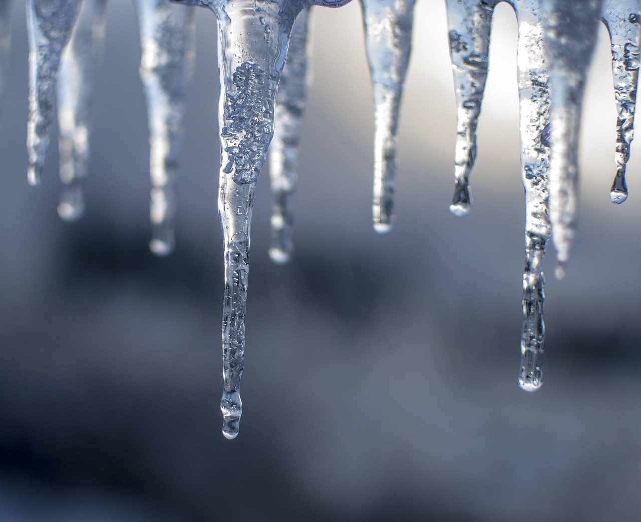 Ice melting do to heat loss due to improperly insulated home